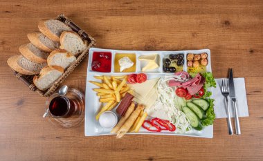 Türk kahvaltı tabağı. Geleneksel lezzetli Türk kahvaltısı, yemek konsepti fotoğrafı.