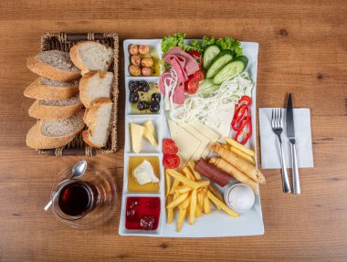 Türk kahvaltı tabağı. Geleneksel lezzetli Türk kahvaltısı, yemek konsepti fotoğrafı.