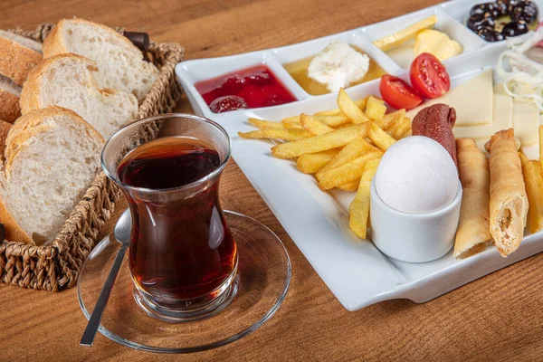 Türk kahvaltı tabağı. Geleneksel lezzetli Türk kahvaltısı, yemek konsepti fotoğrafı.