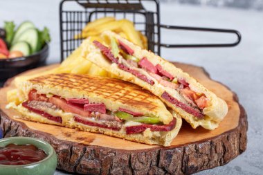 Türk bazlama tostu, fırında kızarmış ekmek. Bazlama, taze pişmiş iştah açıcı Türk tortillası. Salamlı, kavurmalı, Türk sosisli ve peynirli tost..