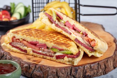 Türk bazlama tostu, fırında kızarmış ekmek. Bazlama, taze pişmiş iştah açıcı Türk tortillası. Salamlı, kavurmalı, Türk sosisli ve peynirli tost..