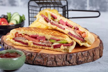 Türk bazlama tostu, fırında kızarmış ekmek. Bazlama, taze pişmiş iştah açıcı Türk tortillası. Salamlı, kavurmalı, Türk sosisli ve peynirli tost..