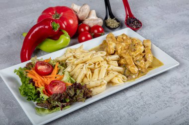 Havuçlu ve bezelyeli sotelenmiş tavuk (Türkçe; Tavuk Sote).