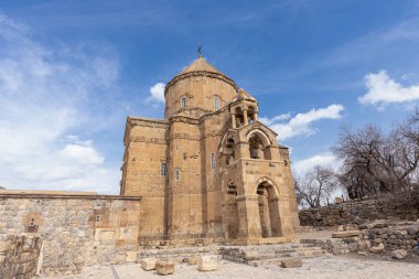 Ortaçağ Ermeni Kutsal Haç Katedrali 'nin doğu yakası levrek kabartmaları, Akdamar adası, Van Lake, Gevas Türkiye. Kilise levrek kabartmalarıyla zengin bir şekilde dekore edilmiştir. 921 yılında kral için kilise olarak inşa edildi..