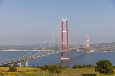 1915 Canakkale Köprüsü hava görüntüsü, Türkiye 'nin Çanakkale kentinde. Türkiye 'de dünyanın en uzun asma köprüsü açıldı. Türkçe: 1915 Canakkale Koprusu. Lapseki 'yi Gelibolu' ya bağla.