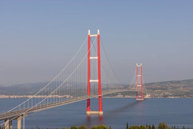 1915 Canakkale Köprüsü hava görüntüsü, Türkiye 'nin Çanakkale kentinde. Türkiye 'de dünyanın en uzun asma köprüsü açıldı. Türkçe: 1915 Canakkale Koprusu. Lapseki 'yi Gelibolu' ya bağla.