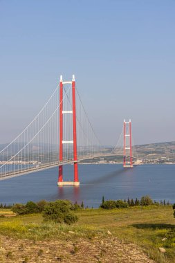 1915 Canakkale Köprüsü hava görüntüsü, Türkiye 'nin Çanakkale kentinde. Türkiye 'de dünyanın en uzun asma köprüsü açıldı. Türkçe: 1915 Canakkale Koprusu. Lapseki 'yi Gelibolu' ya bağla.