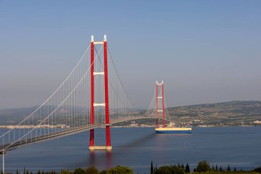 1915 Canakkale Köprüsü hava görüntüsü, Türkiye 'nin Çanakkale kentinde. Türkiye 'de dünyanın en uzun asma köprüsü açıldı. Türkçe: 1915 Canakkale Koprusu. Lapseki 'yi Gelibolu' ya bağla.