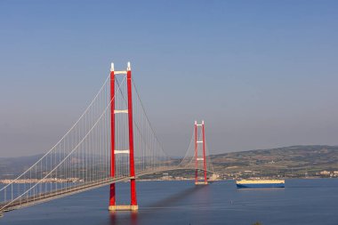 1915 Canakkale Köprüsü hava görüntüsü, Türkiye 'nin Çanakkale kentinde. Türkiye 'de dünyanın en uzun asma köprüsü açıldı. Türkçe: 1915 Canakkale Koprusu. Lapseki 'yi Gelibolu' ya bağla.