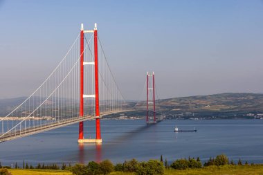 1915 Canakkale Köprüsü hava görüntüsü, Türkiye 'nin Çanakkale kentinde. Türkiye 'de dünyanın en uzun asma köprüsü açıldı. Türkçe: 1915 Canakkale Koprusu. Lapseki 'yi Gelibolu' ya bağla.