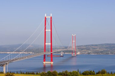 1915 Canakkale Köprüsü hava görüntüsü, Türkiye 'nin Çanakkale kentinde. Türkiye 'de dünyanın en uzun asma köprüsü açıldı. Türkçe: 1915 Canakkale Koprusu. Lapseki 'yi Gelibolu' ya bağla.