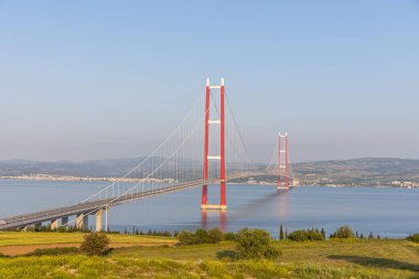 1915 Canakkale Köprüsü hava görüntüsü, Türkiye 'nin Çanakkale kentinde. Türkiye 'de dünyanın en uzun asma köprüsü açıldı. Türkçe: 1915 Canakkale Koprusu. Lapseki 'yi Gelibolu' ya bağla.