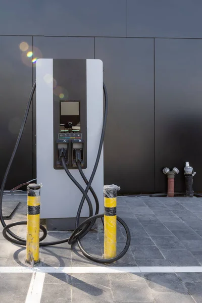 Elektrikli Arabayı Şarj Ediyor Elektrikli Araba Şarjı Için Güç Kaynağı — Stok fotoğraf