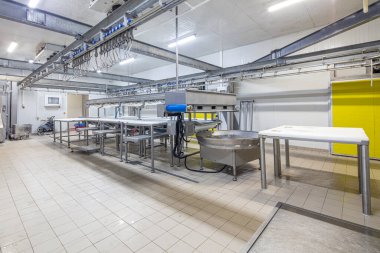 Et fabrikasındaki et işleme makineleri. Mezbahada et kesmek. Et işleme fabrikası. Sığırlar kesilip asıldı. Mezbahada, et endüstrisinde, Wagyu bifteğinde..