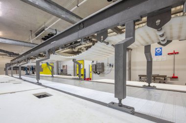 Et fabrikasındaki et işleme makineleri. Mezbahada et kesmek. Et işleme fabrikası. Sığırlar kesilip asıldı. Mezbahada, et endüstrisinde, Wagyu bifteğinde..