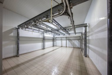 Et fabrikasındaki et işleme makineleri. Mezbahada et kesmek. Et işleme fabrikası. Sığırlar kesilip asıldı. Mezbahada, et endüstrisinde, Wagyu bifteğinde..