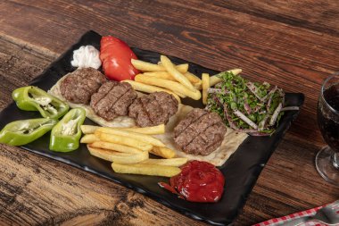 Geleneksel Türk köftesi. Baharatlı köfte kebap ya da kebap. Taze yeşil biber ve turşulu Türk köfteleri..