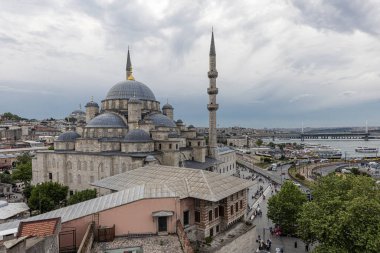 İstanbul, Türkiye, 20 Haziran 2023; Eminonu Yeni Camii. İstanbul 'da bir eminonu Yeni Valide Sultan Camii. Üzerinde minare olan bir bina..