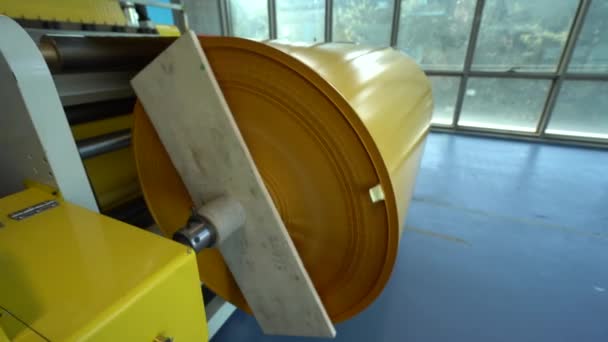 ダクトテープ製造工場 コンベアベルト機器を保持する大規模な金属ファスナー 梱包テープ製造 産業と技術の概念 4Kビデオ撮影 — ストック動画