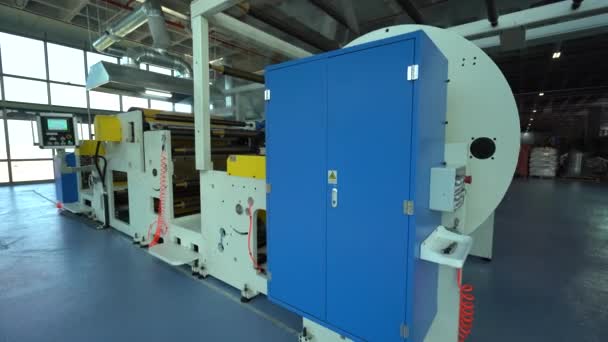 ダクトテープ製造工場 コンベアベルト機器を保持する大規模な金属ファスナー 梱包テープ製造 産業と技術の概念 4Kビデオ撮影 — ストック動画