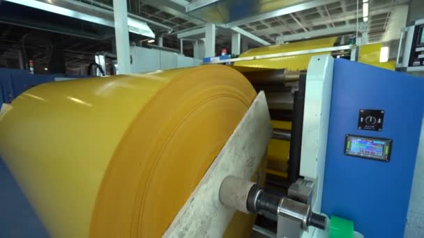 管状胶带制造厂 持有传送带设备的大规模金属紧固件 包装胶带制造 工业和技术概念 4K视频拍摄 — 图库视频影像
