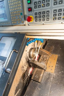 Metal işleme işlemi. Dikey değirmenle çalışan endüstriyel CNC metali. Metal endüstrisi: atölyedeki torna makinesinin çelik şaft işlemesini kesmek. Araç üzerine seçmeli odak.