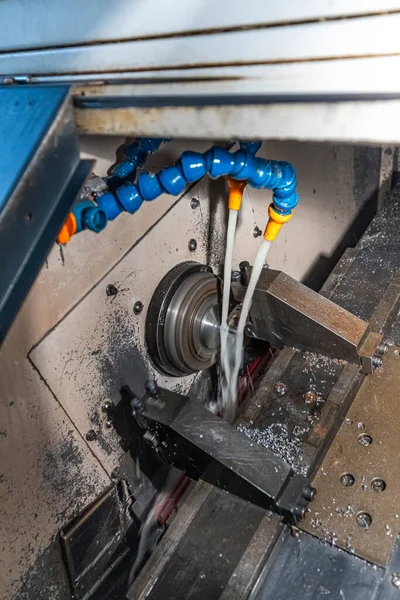 金属加工プロセスを粉砕します 垂直ミルで工業用Cnc金属加工 金属加工業界 ワークショップで旋盤機械上の鋼金属シャフト加工を切断します ツールに焦点を当てる — ストック写真