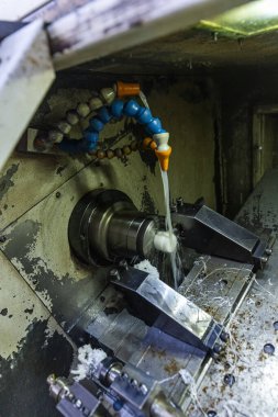 Metal işleme işlemi. Dikey değirmenle çalışan endüstriyel CNC metali. Metal endüstrisi: atölyedeki torna makinesinin çelik şaft işlemesini kesmek. Araç üzerine seçmeli odak.