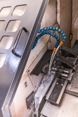 Metal işleme işlemi. Dikey değirmenle çalışan endüstriyel CNC metali. Metal endüstrisi: atölyedeki torna makinesinin çelik şaft işlemesini kesmek. Araç üzerine seçmeli odak.