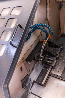 Metal işleme işlemi. Dikey değirmenle çalışan endüstriyel CNC metali. Metal endüstrisi: atölyedeki torna makinesinin çelik şaft işlemesini kesmek. Araç üzerine seçmeli odak.