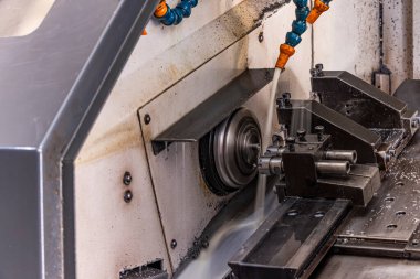 Metal işleme işlemi. Dikey değirmenle çalışan endüstriyel CNC metali. Metal endüstrisi: atölyedeki torna makinesinin çelik şaft işlemesini kesmek. Araç üzerine seçmeli odak.