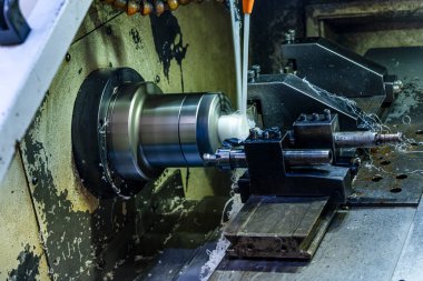 Metal işleme işlemi. Dikey değirmenle çalışan endüstriyel CNC metali. Metal endüstrisi: atölyedeki torna makinesinin çelik şaft işlemesini kesmek. Araç üzerine seçmeli odak.