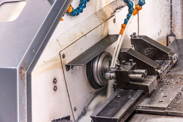 金属加工プロセスを粉砕します 垂直ミルで工業用Cnc金属加工 金属加工業界 ワークショップで旋盤機械上の鋼金属シャフト加工を切断します ツールに焦点を当てる — ストック写真