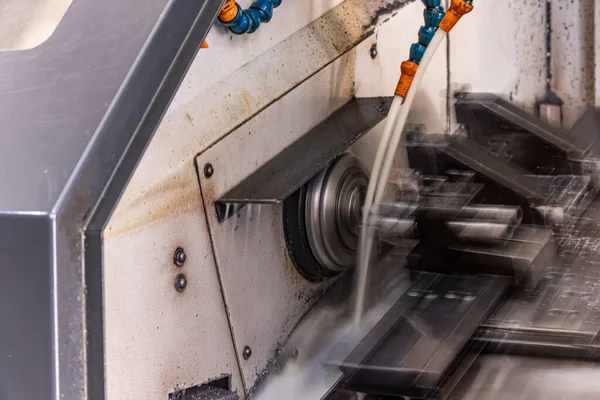 Proces Frezowania Metali Przemysłowa Obróbka Metali Cnc Pionowym Młynem Przemysł — Zdjęcie stockowe