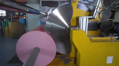 Köpük bandı üretim hattı. Köpük polistiren. Ölçüm bandı. Yüksek kalite 4K video çekimi.