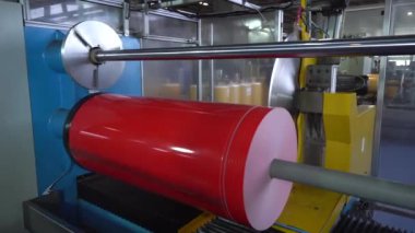 Köpük bandı üretim hattı. Köpük polistiren. Ölçüm bandı. Yüksek kalite 4K video çekimi.