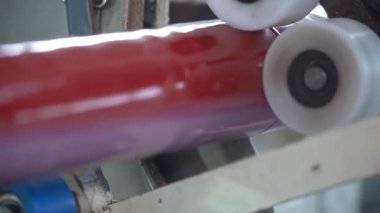 Bant üretim hattı. Teskyer Çift Taraflı Bant Ağır Görevi, Güçlü Yapışkan Bağlama Bandı. Yüksek kalite 4K video çekimi.