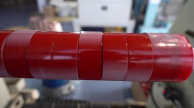 Bant üretim hattı. Teskyer Çift Taraflı Bant Ağır Görevi, Güçlü Yapışkan Bağlama Bandı. Yüksek kalite 4K video çekimi.