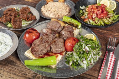 Türk mutfağı Meat Shish. Şiş kebap ızgarada ızgara sebzeli ızgara kömür üzerinde hazırlandı. Metal şişler üzerinde ızgara et parçaları..