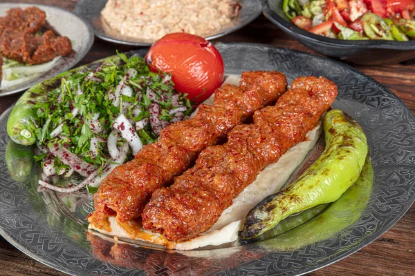 Grillezett Török Adana Kebab Grillezett Zöldségekkel Hagymával Rizzsel Egy Táblán Stock Kép