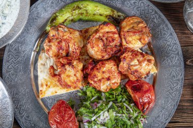 Türk mutfağından tavuk şiş. Tavuk şiş, ızgara sebzeli tavuk kebabı..