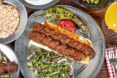 Izgara Türk Adana 'sı, ızgara sebzeli Urfa Kebap, tabakta soğan ve pirinç. Adana durum.