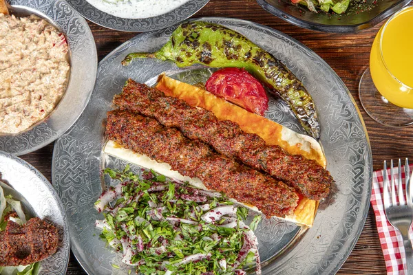 烤土耳其阿达纳 乌尔法Kebab与烤蔬菜 洋葱和米饭盘 Adana Durum 图库照片