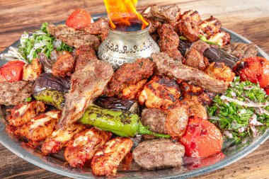 Adana, Urfa, Tavuk, Kuzu, Ciğer, Ciğer ve Sığır eti 'nde Türk ve Arap Geleneksel Karışık Vali Kebap Tabağı ahşap arka plan fotokopi alanı üzerinde
