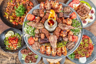 Adana, Urfa, Tavuk, Kuzu, Ciğer, Ciğer ve Sığır eti 'nde Türk ve Arap Geleneksel Karışık Vali Kebap Tabağı ahşap arka plan fotokopi alanı üzerinde