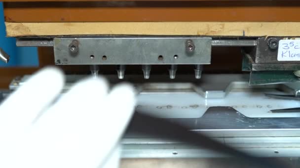 レザーベルト工場 テーラーのクローズアップビューは プロセスのベルトをステッチするプライベートレザークラフトショップで縫製機に取り組んでいます 4Kビデオの革の研修会で男性の継ぎ目が無い縫う革ベルト — ストック動画