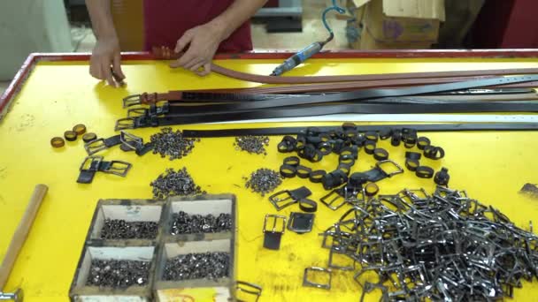 Fábrica Cinturones Cuero Vista Cerca Las Obras Sastrería Máquina Coser — Vídeos de Stock