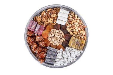 Karışık fındık. Çeşit çeşit fındık, fıstık, badem, Türk lokumu ve bakır tepside çeşitli kurabiyeler, yukarıdan görüş..