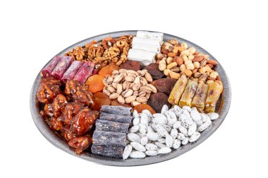 Karışık fındık. Çeşit çeşit fındık, fıstık, badem, Türk lokumu ve bakır tepside çeşitli kurabiyeler, yukarıdan görüş..