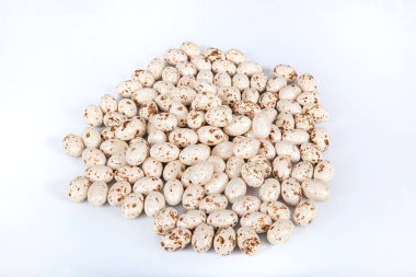 Renkli çikolatalı dreje. Koyu çikolata dolu fındık. Renkli çikolata şekeri ve Çakıl Taşı çikolatası. Beyaz arkaplanda dezenfekte.